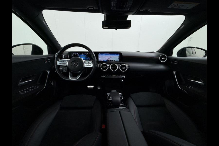 Mercedes-Benz A-Klasse 250e AMG // Soh 94,5% // Panoramadak // Distronic // Carplay // 18" // Nightpakket // All Season Banden // Widescreen
