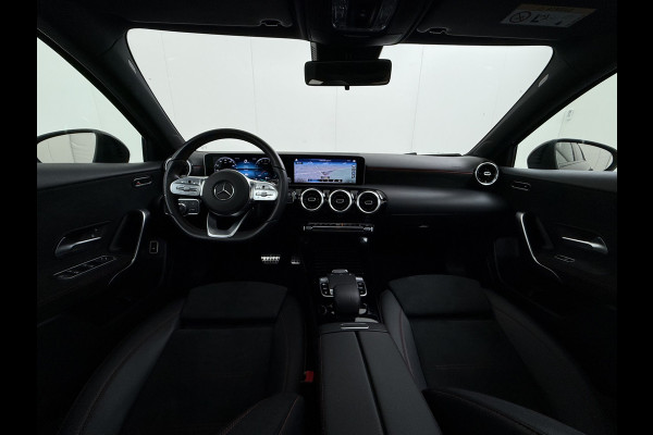 Mercedes-Benz A-Klasse 250e AMG // Soh 94,5% // Panoramadak // Distronic // Carplay // 18" // Nightpakket // All Season Banden // Widescreen