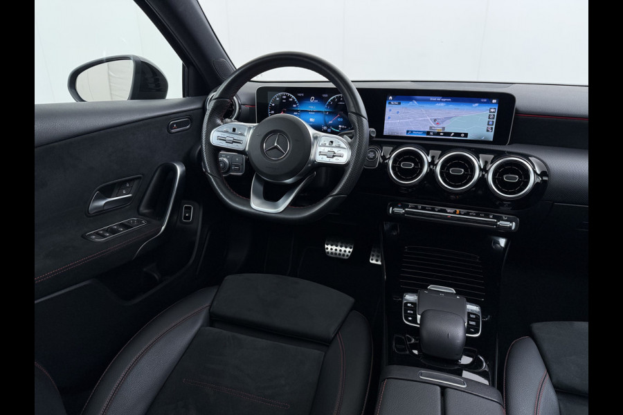 Mercedes-Benz A-Klasse 250e AMG // Soh 94,5% // Panoramadak // Distronic // Carplay // 18" // Nightpakket // All Season Banden // Widescreen
