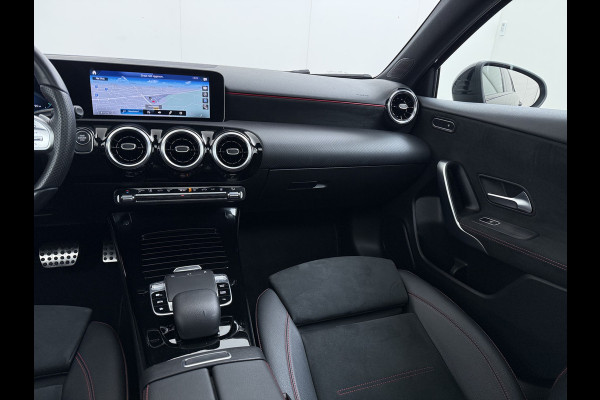 Mercedes-Benz A-Klasse 250e AMG // Soh 94,5% // Panoramadak // Distronic // Carplay // 18" // Nightpakket // All Season Banden // Widescreen