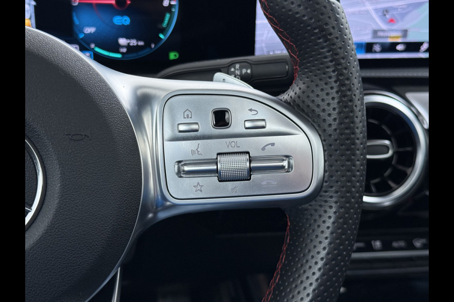 Mercedes-Benz A-Klasse 250e AMG // Soh 94,5% // Panoramadak // Distronic // Carplay // 18" // Nightpakket // All Season Banden // Widescreen