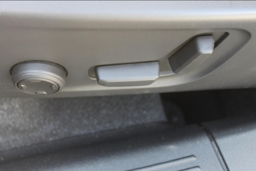 Volvo XC40 B4 211PK Automaat Inscription Panoramisch schuif-kanteldak / Semi elektrisch wegklapbare trekhaak / Adaptieve cruise control / Lederen bekleding / Harman Kardon Audio