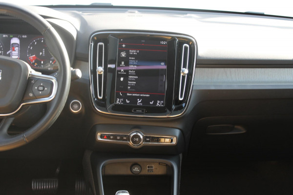 Volvo XC40 B4 211PK Automaat Inscription Panoramisch schuif-kanteldak / Semi elektrisch wegklapbare trekhaak / Adaptieve cruise control / Lederen bekleding / Harman Kardon Audio