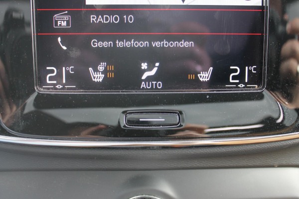 Volvo XC40 B4 211PK Automaat Inscription Panoramisch schuif-kanteldak / Semi elektrisch wegklapbare trekhaak / Adaptieve cruise control / Lederen bekleding / Harman Kardon Audio