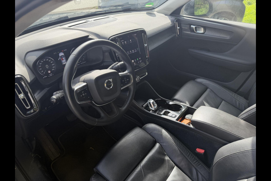 Volvo XC40 1.5 T5 Plug-in hybrid Plus Dark . ACCU 90% . TREKHAAK . DODE HOEKDETECTIE . HARMAN KARDON . STUUR & STOELVERWARMING .