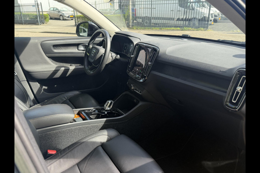 Volvo XC40 1.5 T5 Plug-in hybrid Plus Dark . ACCU 90% . TREKHAAK . DODE HOEKDETECTIE . HARMAN KARDON . STUUR & STOELVERWARMING .