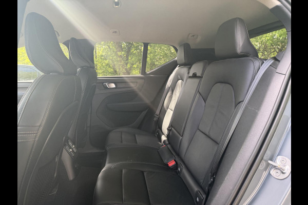 Volvo XC40 1.5 T5 Plug-in hybrid Plus Dark . ACCU 90% . TREKHAAK . DODE HOEKDETECTIE . HARMAN KARDON . STUUR & STOELVERWARMING .