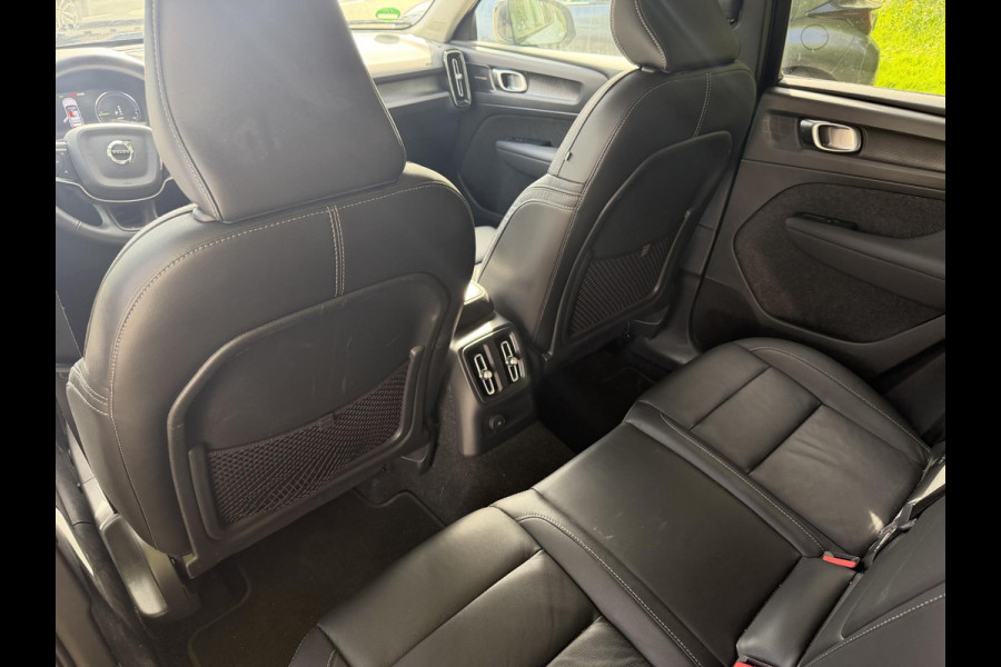 Volvo XC40 1.5 T5 Plug-in hybrid Plus Dark . ACCU 90% . TREKHAAK . DODE HOEKDETECTIE . HARMAN KARDON . STUUR & STOELVERWARMING .