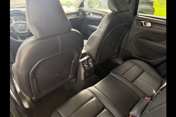 Volvo XC40 1.5 T5 Plug-in hybrid Plus Dark . ACCU 90% . TREKHAAK . DODE HOEKDETECTIE . HARMAN KARDON . STUUR & STOELVERWARMING .