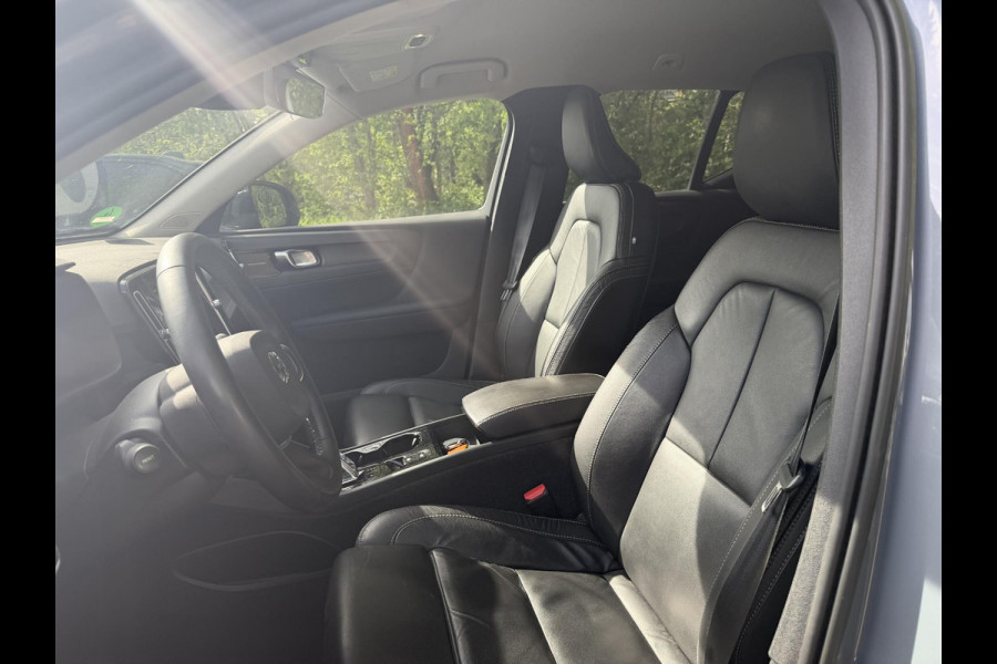Volvo XC40 1.5 T5 Plug-in hybrid Plus Dark . ACCU 90% . TREKHAAK . DODE HOEKDETECTIE . HARMAN KARDON . STUUR & STOELVERWARMING .