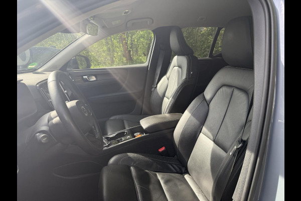 Volvo XC40 1.5 T5 Plug-in hybrid Plus Dark . ACCU 90% . TREKHAAK . DODE HOEKDETECTIE . HARMAN KARDON . STUUR & STOELVERWARMING .