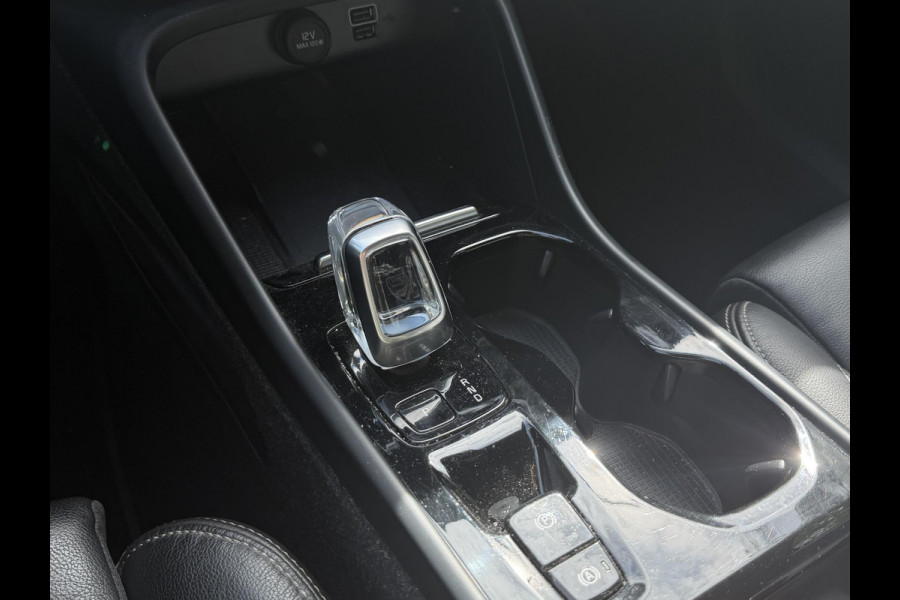 Volvo XC40 1.5 T5 Plug-in hybrid Plus Dark . ACCU 90% . TREKHAAK . DODE HOEKDETECTIE . HARMAN KARDON . STUUR & STOELVERWARMING .