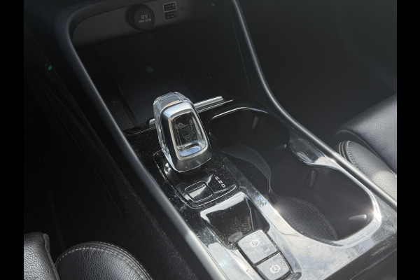 Volvo XC40 1.5 T5 Plug-in hybrid Plus Dark . ACCU 90% . TREKHAAK . DODE HOEKDETECTIE . HARMAN KARDON . STUUR & STOELVERWARMING .