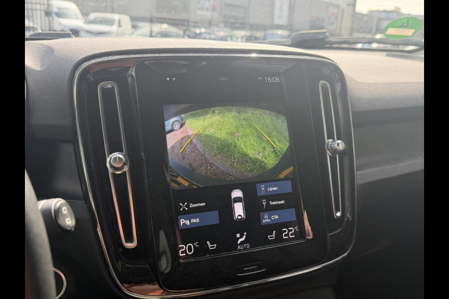 Volvo XC40 1.5 T5 Plug-in hybrid Plus Dark . ACCU 90% . TREKHAAK . DODE HOEKDETECTIE . HARMAN KARDON . STUUR & STOELVERWARMING .
