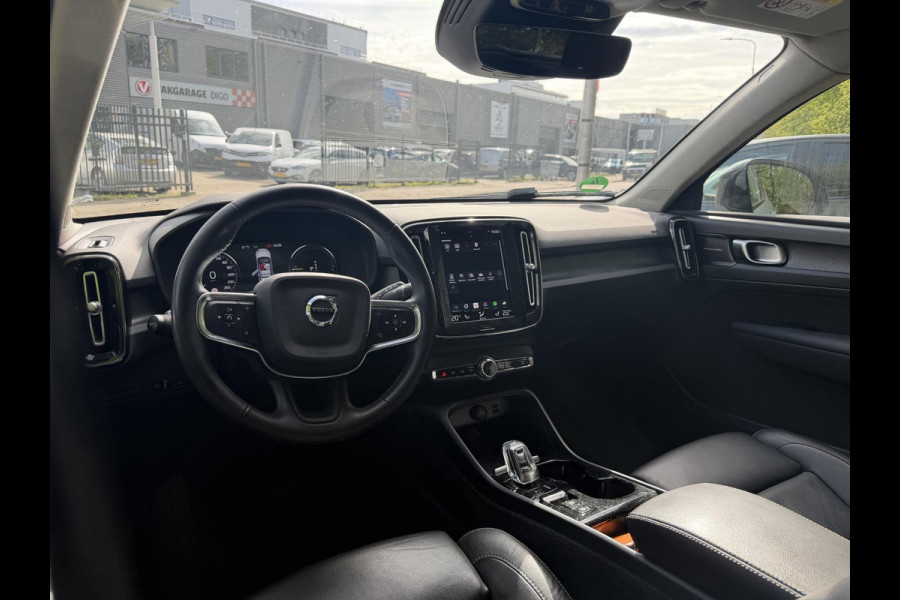 Volvo XC40 1.5 T5 Plug-in hybrid Plus Dark . ACCU 90% . TREKHAAK . DODE HOEKDETECTIE . HARMAN KARDON . STUUR & STOELVERWARMING .