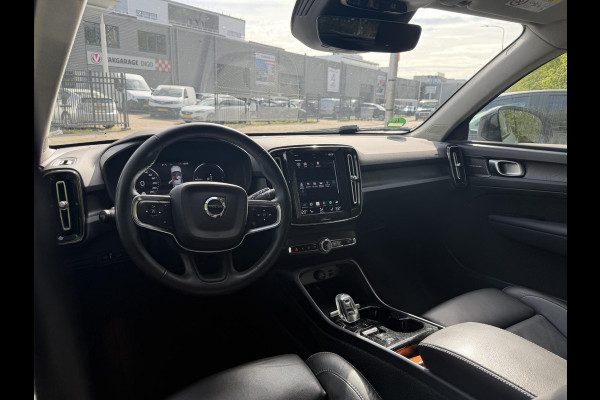 Volvo XC40 1.5 T5 Plug-in hybrid Plus Dark . ACCU 90% . TREKHAAK . DODE HOEKDETECTIE . HARMAN KARDON . STUUR & STOELVERWARMING .
