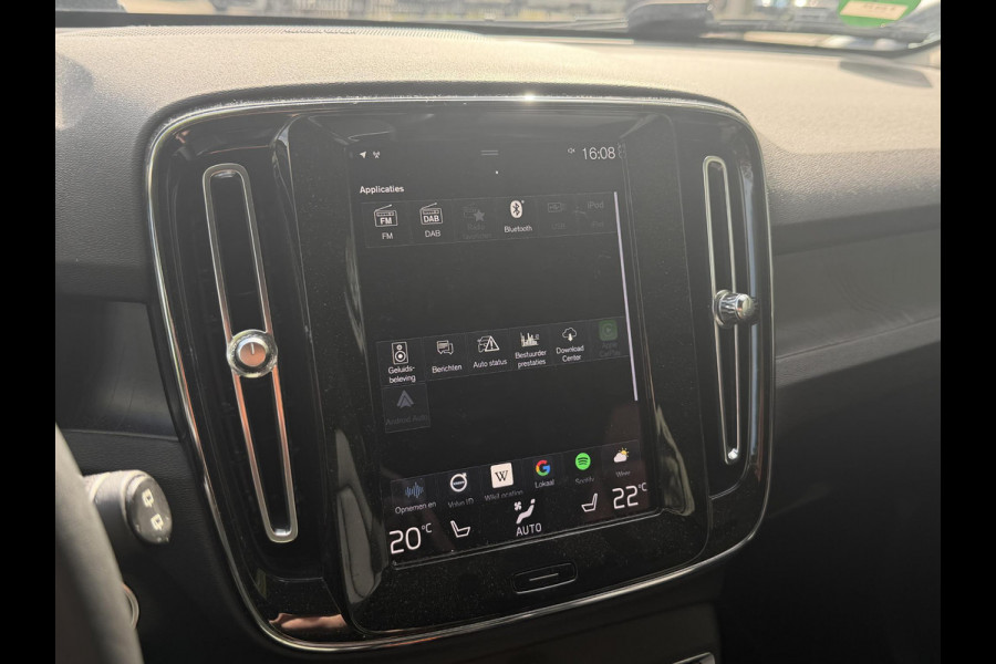 Volvo XC40 1.5 T5 Plug-in hybrid Plus Dark . ACCU 90% . TREKHAAK . DODE HOEKDETECTIE . HARMAN KARDON . STUUR & STOELVERWARMING .