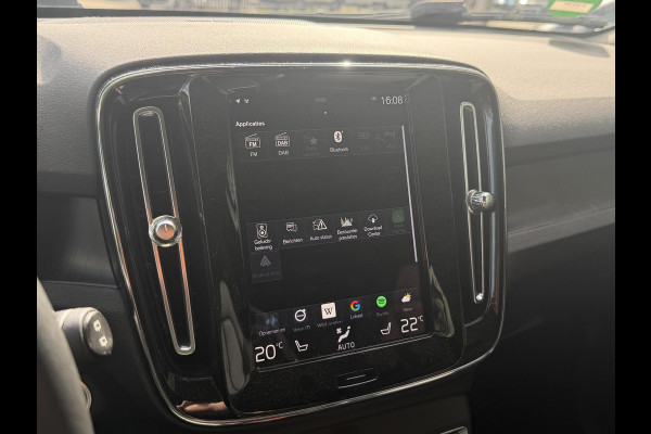Volvo XC40 1.5 T5 Plug-in hybrid Plus Dark . ACCU 90% . TREKHAAK . DODE HOEKDETECTIE . HARMAN KARDON . STUUR & STOELVERWARMING .