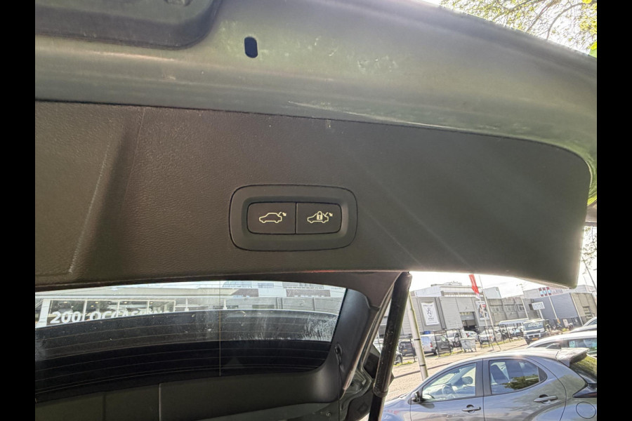 Volvo XC40 1.5 T5 Plug-in hybrid Plus Dark . ACCU 90% . TREKHAAK . DODE HOEKDETECTIE . HARMAN KARDON . STUUR & STOELVERWARMING .