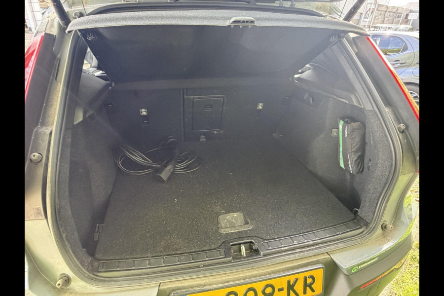 Volvo XC40 1.5 T5 Plug-in hybrid Plus Dark . ACCU 90% . TREKHAAK . DODE HOEKDETECTIE . HARMAN KARDON . STUUR & STOELVERWARMING .