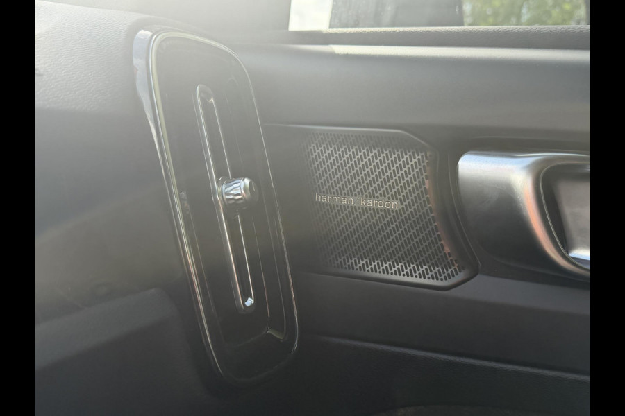 Volvo XC40 1.5 T5 Plug-in hybrid Plus Dark . ACCU 90% . TREKHAAK . DODE HOEKDETECTIE . HARMAN KARDON . STUUR & STOELVERWARMING .