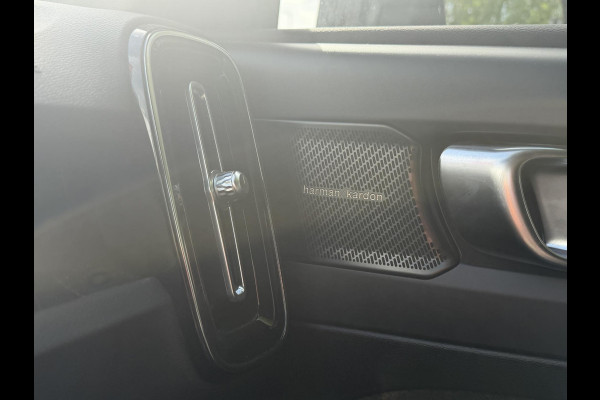 Volvo XC40 1.5 T5 Plug-in hybrid Plus Dark . ACCU 90% . TREKHAAK . DODE HOEKDETECTIE . HARMAN KARDON . STUUR & STOELVERWARMING .