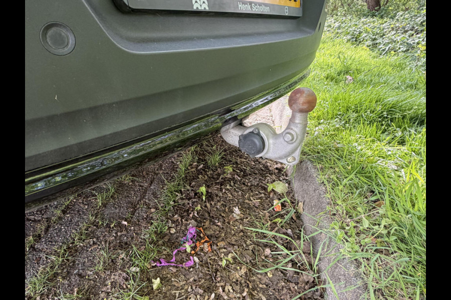 Volvo XC40 1.5 T5 Plug-in hybrid Plus Dark . ACCU 90% . TREKHAAK . DODE HOEKDETECTIE . HARMAN KARDON . STUUR & STOELVERWARMING .