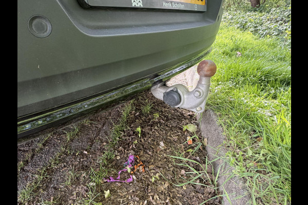 Volvo XC40 1.5 T5 Plug-in hybrid Plus Dark . ACCU 90% . TREKHAAK . DODE HOEKDETECTIE . HARMAN KARDON . STUUR & STOELVERWARMING .