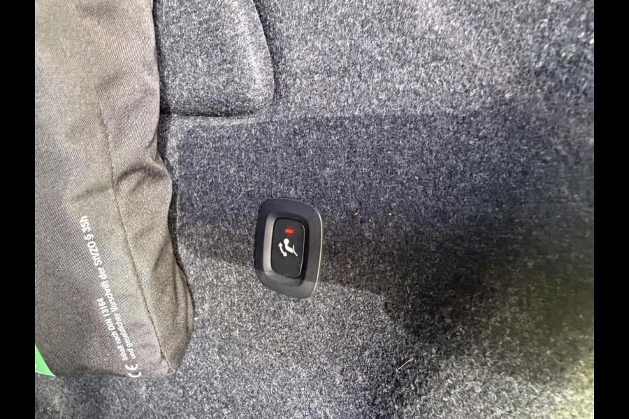 Volvo XC40 1.5 T5 Plug-in hybrid Plus Dark . ACCU 90% . TREKHAAK . DODE HOEKDETECTIE . HARMAN KARDON . STUUR & STOELVERWARMING .