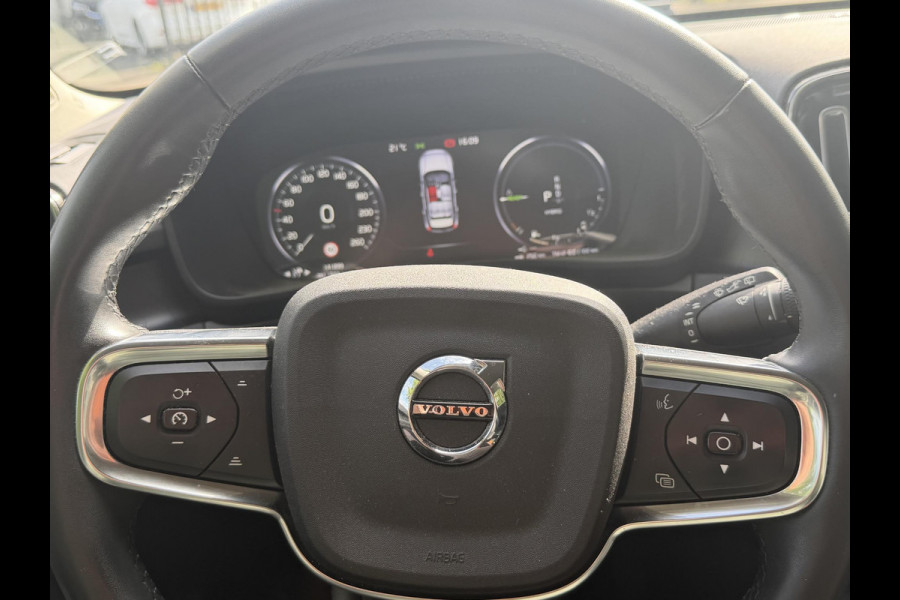 Volvo XC40 1.5 T5 Plug-in hybrid Plus Dark . ACCU 90% . TREKHAAK . DODE HOEKDETECTIE . HARMAN KARDON . STUUR & STOELVERWARMING .