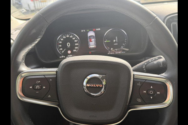 Volvo XC40 1.5 T5 Plug-in hybrid Plus Dark . ACCU 90% . TREKHAAK . DODE HOEKDETECTIE . HARMAN KARDON . STUUR & STOELVERWARMING .