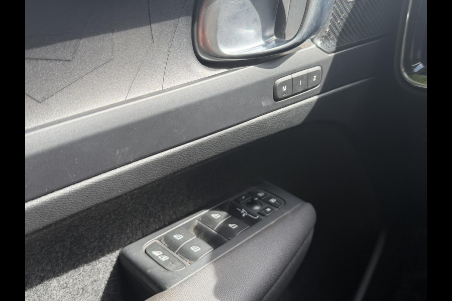 Volvo XC40 1.5 T5 Plug-in hybrid Plus Dark . ACCU 90% . TREKHAAK . DODE HOEKDETECTIE . HARMAN KARDON . STUUR & STOELVERWARMING .