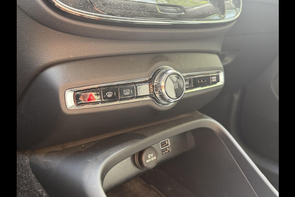 Volvo XC40 1.5 T5 Plug-in hybrid Plus Dark . ACCU 90% . TREKHAAK . DODE HOEKDETECTIE . HARMAN KARDON . STUUR & STOELVERWARMING .