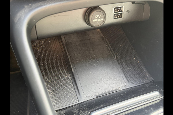 Volvo XC40 1.5 T5 Plug-in hybrid Plus Dark . ACCU 90% . TREKHAAK . DODE HOEKDETECTIE . HARMAN KARDON . STUUR & STOELVERWARMING .