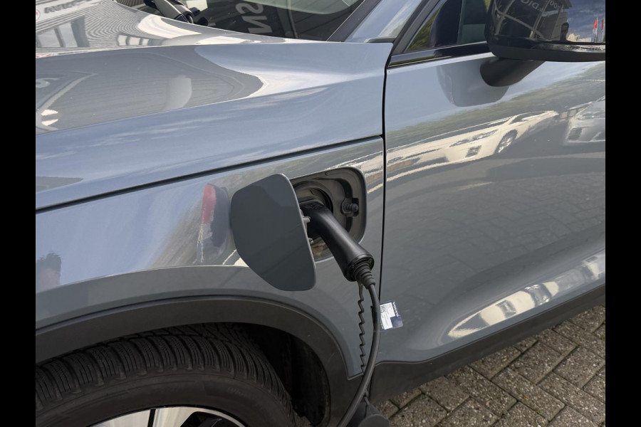 Volvo XC40 1.5 T5 Plug-in hybrid Plus Dark . ACCU 90% . TREKHAAK . DODE HOEKDETECTIE . HARMAN KARDON . STUUR & STOELVERWARMING .