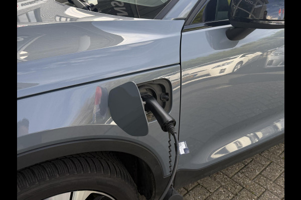Volvo XC40 1.5 T5 Plug-in hybrid Plus Dark . ACCU 90% . TREKHAAK . DODE HOEKDETECTIE . HARMAN KARDON . STUUR & STOELVERWARMING .