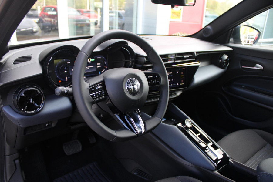 Alfa Romeo junior 156PK Elettrica 54 kWh | DRAADLOZE APPLE CARPLAY/ANDROID AUTO | PARKEERSENSOREN ACHTER |  CLIMATE CONTROL | VERKEERSBORDEN HERKENNING | ADAPTIVE CRUISE CONTROL | KEYLESS START | LICHTMETALEN VELGEN | LED KOPLAMPEN | LED ACHTERLICHTEN | SCUDETTO "LEGGENDA" |