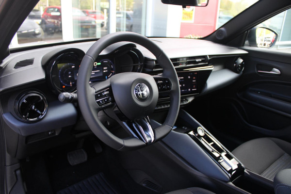 Alfa Romeo junior 156PK Elettrica 54 kWh | DRAADLOZE APPLE CARPLAY/ANDROID AUTO | PARKEERSENSOREN ACHTER |  CLIMATE CONTROL | VERKEERSBORDEN HERKENNING | ADAPTIVE CRUISE CONTROL | KEYLESS START | LICHTMETALEN VELGEN | LED KOPLAMPEN | LED ACHTERLICHTEN | SCUDETTO "LEGGENDA" |