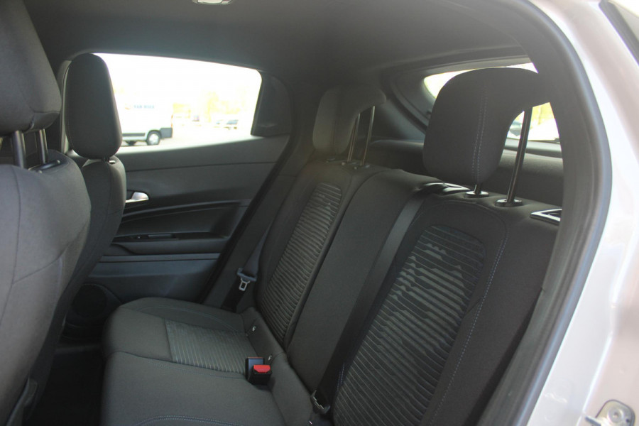 Alfa Romeo junior 156PK Elettrica 54 kWh | DRAADLOZE APPLE CARPLAY/ANDROID AUTO | PARKEERSENSOREN ACHTER |  CLIMATE CONTROL | VERKEERSBORDEN HERKENNING | ADAPTIVE CRUISE CONTROL | KEYLESS START | LICHTMETALEN VELGEN | LED KOPLAMPEN | LED ACHTERLICHTEN | SCUDETTO "LEGGENDA" |