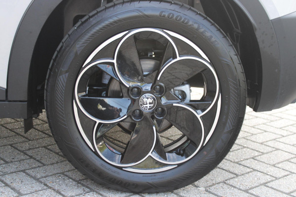 Alfa Romeo junior 156PK Elettrica 54 kWh | DRAADLOZE APPLE CARPLAY/ANDROID AUTO | PARKEERSENSOREN ACHTER |  CLIMATE CONTROL | VERKEERSBORDEN HERKENNING | ADAPTIVE CRUISE CONTROL | KEYLESS START | LICHTMETALEN VELGEN | LED KOPLAMPEN | LED ACHTERLICHTEN | SCUDETTO "LEGGENDA" |