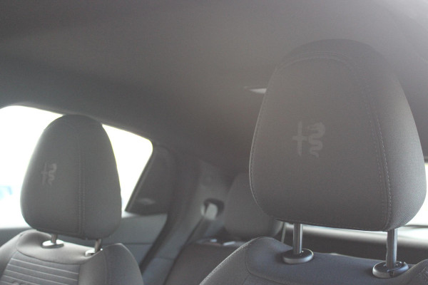 Alfa Romeo junior 156PK Elettrica 54 kWh | DRAADLOZE APPLE CARPLAY/ANDROID AUTO | PARKEERSENSOREN ACHTER |  CLIMATE CONTROL | VERKEERSBORDEN HERKENNING | ADAPTIVE CRUISE CONTROL | KEYLESS START | LICHTMETALEN VELGEN | LED KOPLAMPEN | LED ACHTERLICHTEN | SCUDETTO "LEGGENDA" |