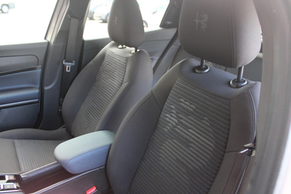 Alfa Romeo junior 156PK Elettrica 54 kWh | DRAADLOZE APPLE CARPLAY/ANDROID AUTO | PARKEERSENSOREN ACHTER |  CLIMATE CONTROL | VERKEERSBORDEN HERKENNING | ADAPTIVE CRUISE CONTROL | KEYLESS START | LICHTMETALEN VELGEN | LED KOPLAMPEN | LED ACHTERLICHTEN | SCUDETTO "LEGGENDA" |