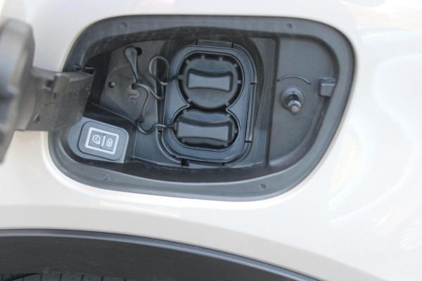 Alfa Romeo junior 156PK Elettrica 54 kWh | DRAADLOZE APPLE CARPLAY/ANDROID AUTO | PARKEERSENSOREN ACHTER |  CLIMATE CONTROL | VERKEERSBORDEN HERKENNING | ADAPTIVE CRUISE CONTROL | KEYLESS START | LICHTMETALEN VELGEN | LED KOPLAMPEN | LED ACHTERLICHTEN | SCUDETTO "LEGGENDA" |