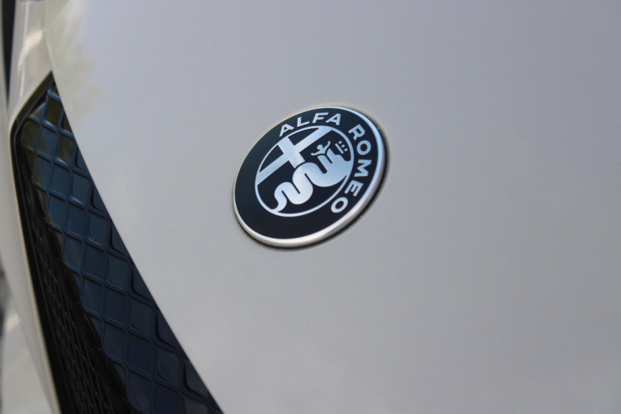 Alfa Romeo junior 156PK Elettrica 54 kWh | DRAADLOZE APPLE CARPLAY/ANDROID AUTO | PARKEERSENSOREN ACHTER |  CLIMATE CONTROL | VERKEERSBORDEN HERKENNING | ADAPTIVE CRUISE CONTROL | KEYLESS START | LICHTMETALEN VELGEN | LED KOPLAMPEN | LED ACHTERLICHTEN | SCUDETTO "LEGGENDA" |