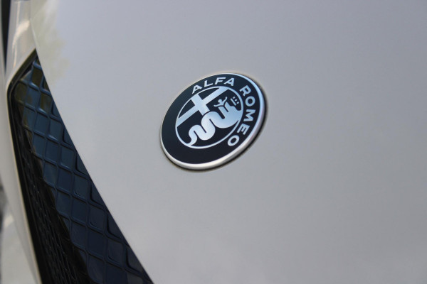 Alfa Romeo junior 156PK Elettrica 54 kWh | DRAADLOZE APPLE CARPLAY/ANDROID AUTO | PARKEERSENSOREN ACHTER |  CLIMATE CONTROL | VERKEERSBORDEN HERKENNING | ADAPTIVE CRUISE CONTROL | KEYLESS START | LICHTMETALEN VELGEN | LED KOPLAMPEN | LED ACHTERLICHTEN | SCUDETTO "LEGGENDA" |