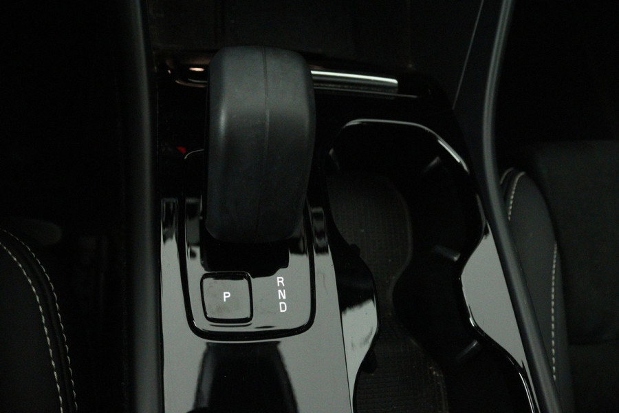 Volvo XC40 Recharge Plus 70 kWh (1e Eig, NL-auto, Dealer OndH, Carplay/ Andrioid, Trekhaak, Camera, Stoel/Stuur VerW, Etc)