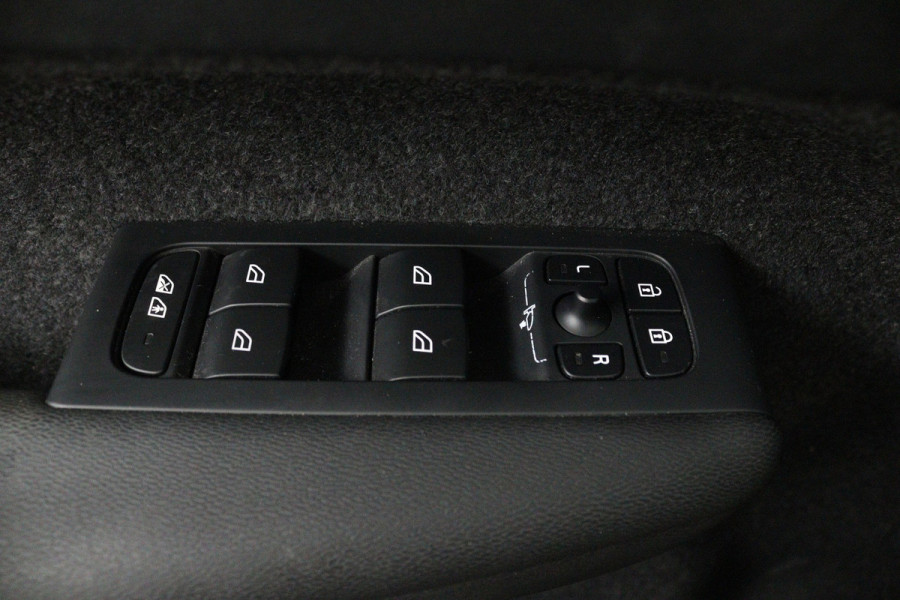 Volvo XC40 Recharge Plus 70 kWh (1e Eig, NL-auto, Dealer OndH, Carplay/ Andrioid, Trekhaak, Camera, Stoel/Stuur VerW, Etc)