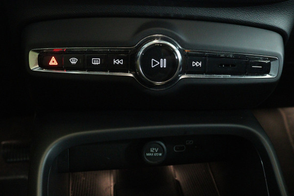 Volvo XC40 Recharge Plus 70 kWh (1e Eig, NL-auto, Dealer OndH, Carplay/ Andrioid, Trekhaak, Camera, Stoel/Stuur VerW, Etc)