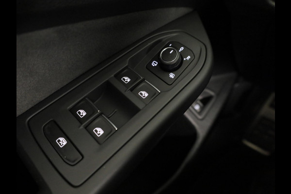 Volkswagen Golf 1.5 eHybrid GTE 272 PK PHEV | Panorama dak | 18"Lm velgen | Trekhaak wegklapbaar | Head up display | Adaptieve demping |