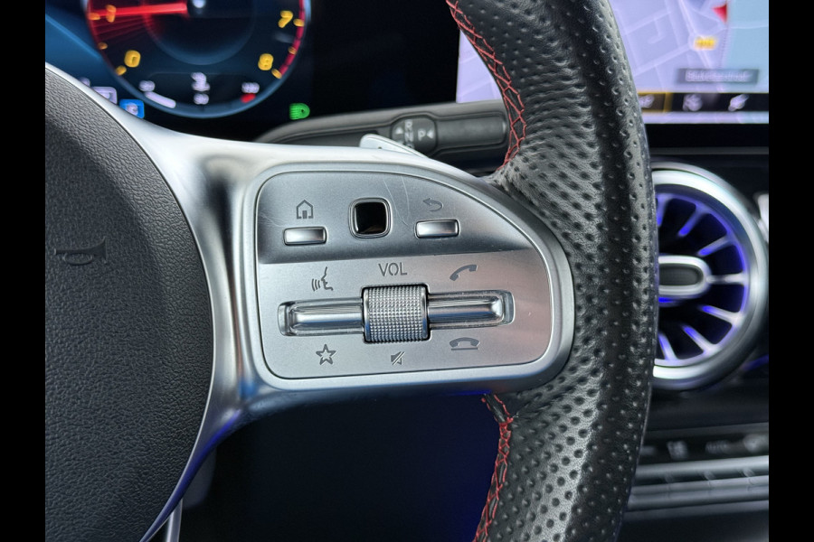 Mercedes-Benz Glb 180 AMG // Nightpakket // Sfeerverlichting // 19" AMG Velgen // Camera // Elek. Achterklep